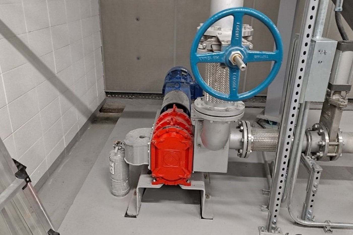 XRipper Combi neddeler- og pumpesystem installeret i teknikrum i boligbyggeri til behandling og transport af madaffald