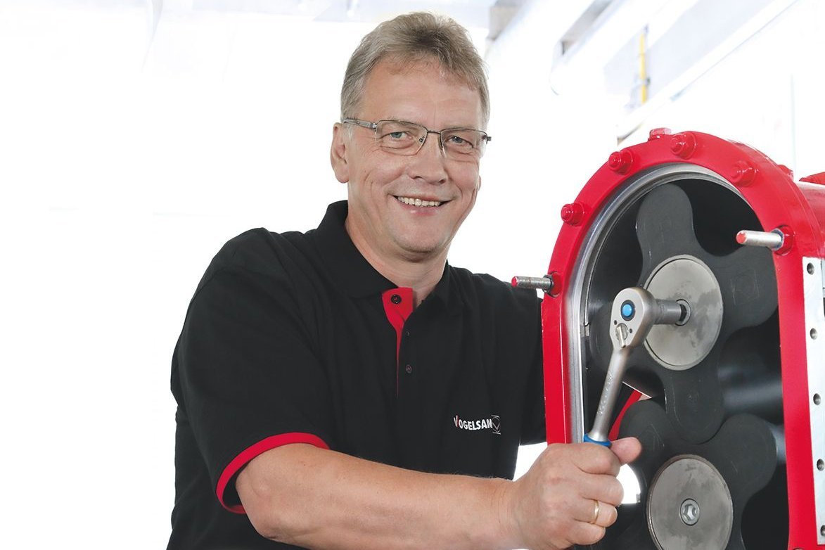 Wartungstechniker bei Arbeiten an einer Pumpe