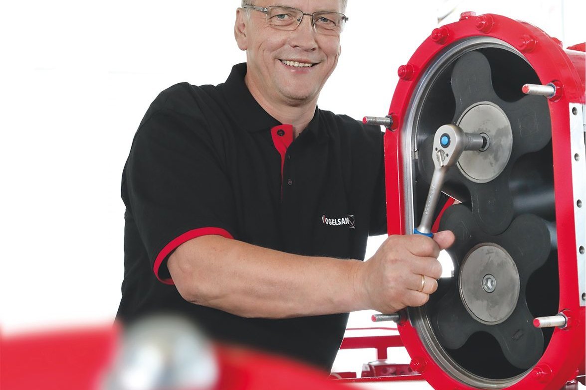 Wartungstechniker bei Arbeiten an einer Pumpe