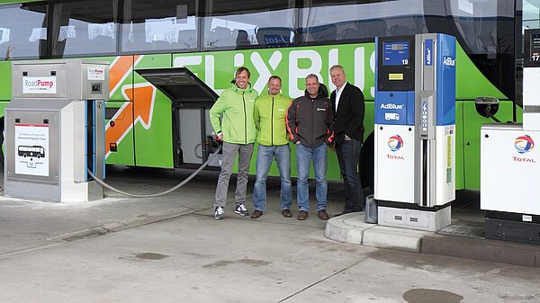 Thorsten Schlüter with the employees of FlixBus and Vogelsang