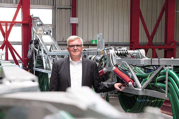 德国农业销售主管Thomas Gnosa博士说 :“精确、低排放的传播技术的使用将会更加广泛。